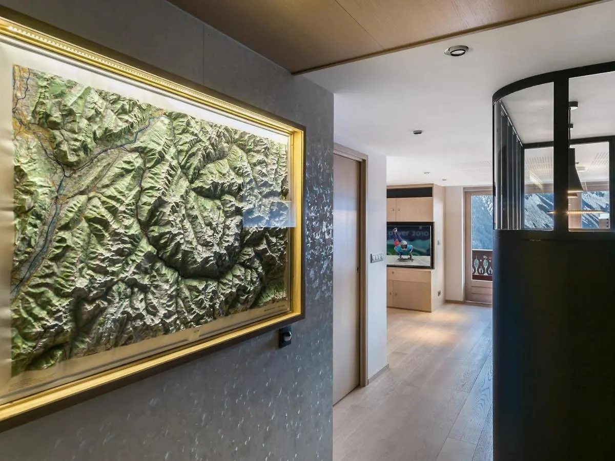 Appartement Renove 3 Chambres, Courchevel 1850, Avec Balcon Et Parking - Fr-1-564-59 0*,  France